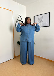 ENSEMBLE CHEMISE LONGUE ORNÉE DE SLV À BOUTONS SUR LE DEVANT ET PANTALON À JAMBES
LARGES ASSORTI