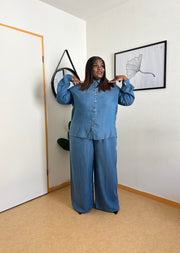 ENSEMBLE CHEMISE LONGUE ORNÉE DE SLV À BOUTONS SUR LE DEVANT ET PANTALON À JAMBES
LARGES ASSORTI