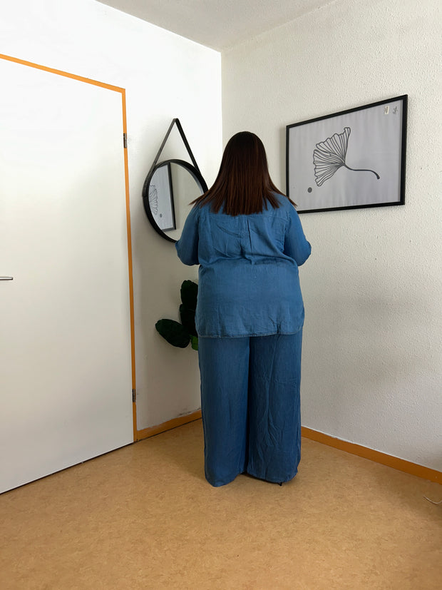 ENSEMBLE CHEMISE LONGUE ORNÉE DE SLV À BOUTONS SUR LE DEVANT ET PANTALON À JAMBES
LARGES ASSORTI