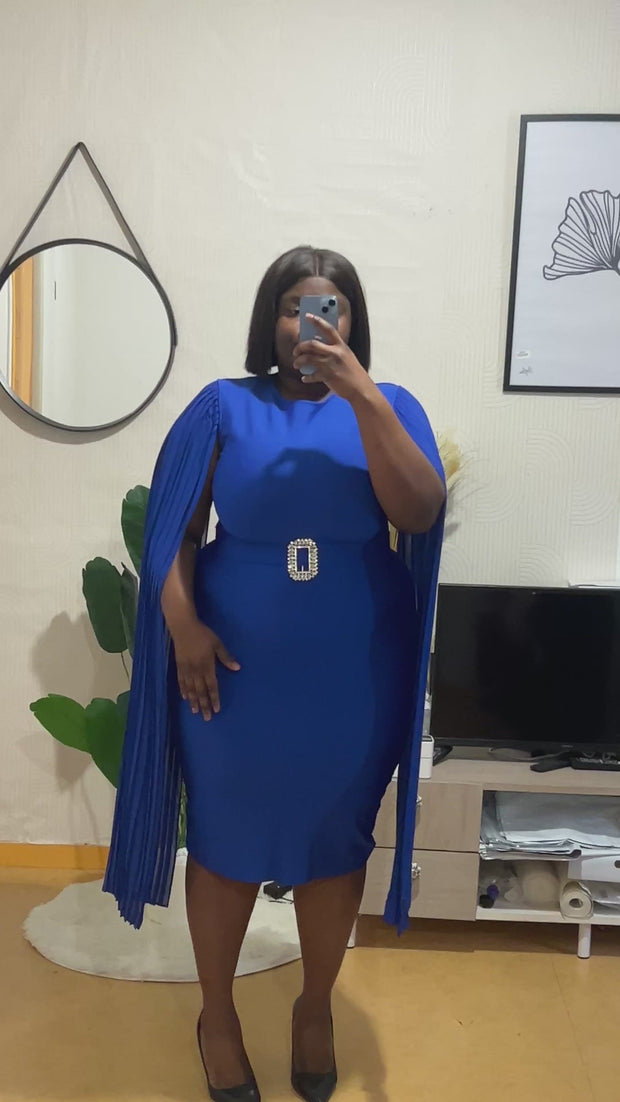 PLUS ROBE BANDANTE À
MANCHES LONGUES ET BOUCLE
EN STRASS